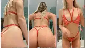 Buceteiros loira delicinha se exibe para clientes do Onlyfans